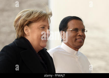 Berlin, Allemagne. Feb 17, 2016. La chancelière allemande, Angela Merkel, se félicite le président du Sri Lanka, Maithripala Sirisena en face de la chancellerie fédérale à Berlin, Allemagne, 17 février 2016. Dpa : Crédit photo alliance/Alamy Live News Banque D'Images