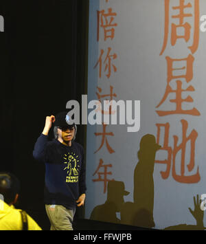 Taiyuan, la province de Shanxi. Feb 17, 2016. Réalisateur Stephen Chow apparaît lors d'une réunion des fans du film 'La Sirène' à Taiyuan, Chine du Nord, Province de Shanxi, le 17 février 2016. © Cao Yang/Xinhua/Alamy Live News Banque D'Images