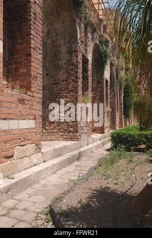 Vestiges romains antiques, qu'on forme des citernes pour plus tard les fondations des immeubles d'habitation à Taormina Banque D'Images