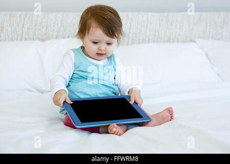 Adorable bébé aa holding tablet computer Banque D'Images