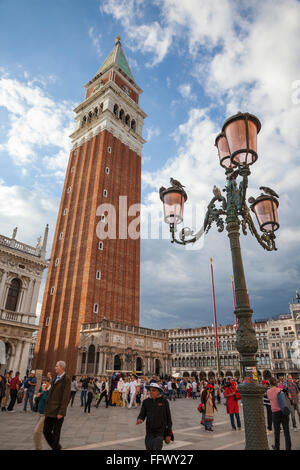 Vue de la Tour St Marc sur la Place Saint Marc, Venise, avec de nombreux touristes profitant du soleil Banque D'Images