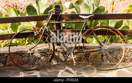 Vieux vélo appuyé contre une barrière en bois El Hoyo, Gran Canaria, Îles Canaries, Espagne, Europe Banque D'Images
