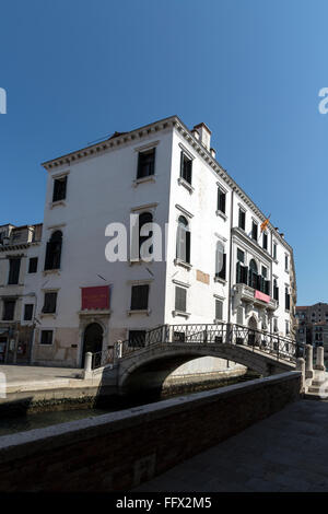 Une bannière accrochée sur le bâtiment du Palazzo Cini la Galleria sur Campo San Vio, dans le quartier Dorsoduro de Venise, dans le nord de l'Italie. La Galerie est Banque D'Images