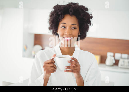 Jolie femme en peignoir de bain buvant du café Banque D'Images