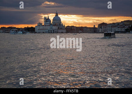 Automne coucher de soleil sur la basilique Santa Maria della Salute à Venise Banque D'Images