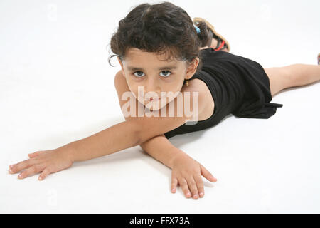 Jeune fille de 4 ans portant sur l'humeur ludique la masse sur le ventre avec les deux mains ouvertes et franchi M. #  687D Banque D'Images