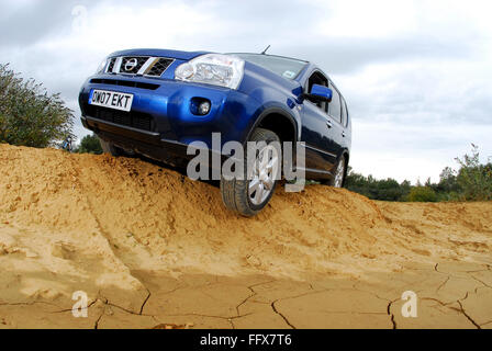 2007 Nissan X-trail SUV la conduite hors route Banque D'Images