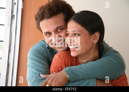 Les Indiens de l'Asie du Sud young man and woman hugging and smiling MR# 687Q687R Banque D'Images