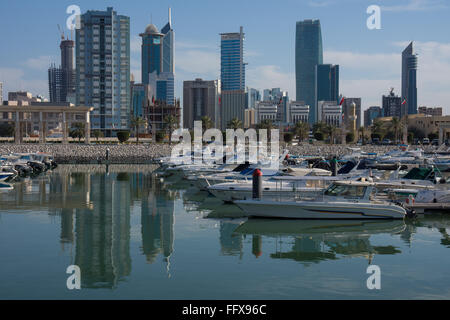 Koweït City marina au 15/06 avec cityscape derrière Banque D'Images