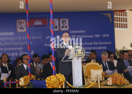 Phnom Penh, Cambodge. Feb 17, 2016. Le Roi cambodgien Norodom Sihamoni (C) prononce une allocution lors d'une célébration l'occasion de marquer le 25e anniversaire de Krousar Thmey, une organisation non gouvernementale (ONG), à la périphérie nord-ouest de Phnom Penh, au Cambodge, le 17 février 2016. © Sovannara/Xinhua/Alamy Live News Banque D'Images