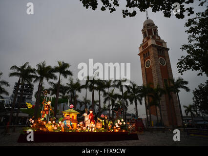 Hong Kong, Chine. Feb 17, 2016. Lanternes colorées sont éclairés à Hong Kong Cultural Centre Piazza pour saluer le prochain festival de lanternes chinoises, Chine du sud, le 17 février 2016. Plusieurs célébrations auront lieu à Hong Kong pendant la fête des lanternes qui tombera le 22 février. Credit : Ng Wing Kin/Xinhua/Alamy Live News Banque D'Images