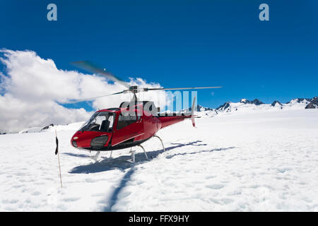 Hélicoptère à l'atterrissage sur la neige, une partie du grand tour à la découverte des glaciers du Mont Cook et du Tasmin, île du Sud, Nouvelle-Zélande Banque D'Images