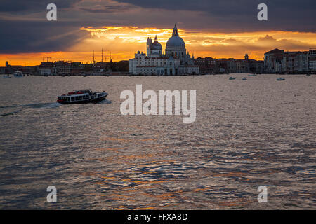 Automne coucher de soleil sur la basilique Santa Maria della Salute à Venise Banque D'Images