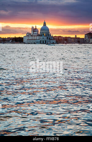 Automne coucher de soleil sur la basilique Santa Maria della Salute à Venise Banque D'Images