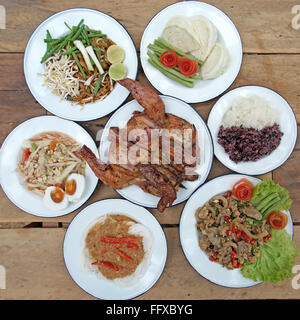 Célèbre North East Thai Food, salade de papaye ou som tam-tranches de porc grillées et épicées poulet grillé avec riz gluant et vegetabl Banque D'Images