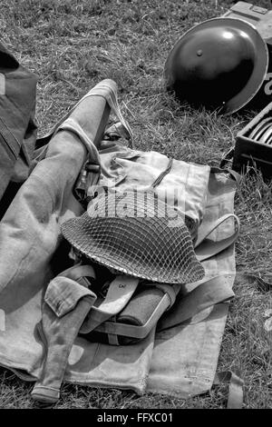 Ancien WW2 apparel sur l'affichage à l'Aérodrome Shoreham Banque D'Images