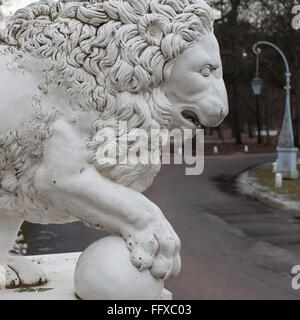 Lion en fonte au Palais Yelagin, Saint-Pétersbourg, Russie Banque D'Images