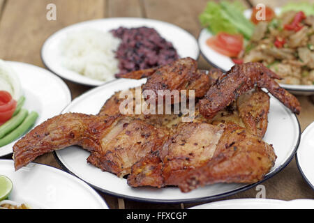 Poulet grillé avec riz gluant sur le bureau en bois Banque D'Images