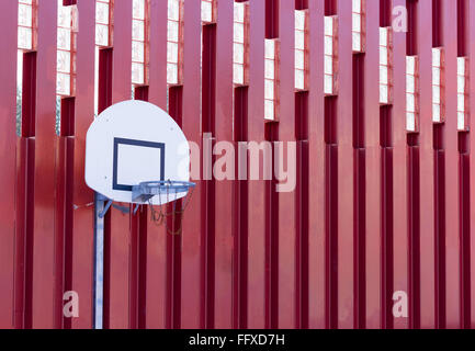 Panier de basket-ball sur la structure de la paroi métallique rouge Banque D'Images