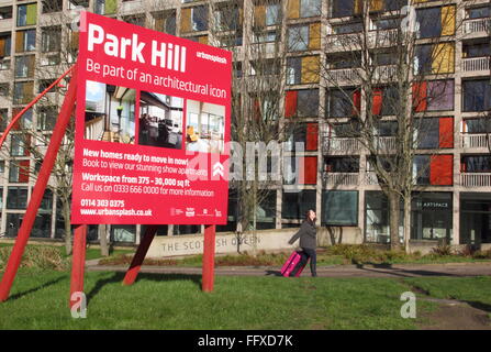 Un panneau de vente à l'extérieur du domaine de Park Hill (en photo), Sheffield, invite les gens à « faire partie d'une icône architecturale » - 2016. ROYAUME-UNI Banque D'Images