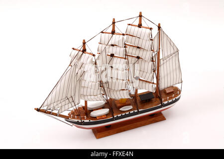 bateau à voile réplique modèle jouet sur fond blanc Banque D'Images