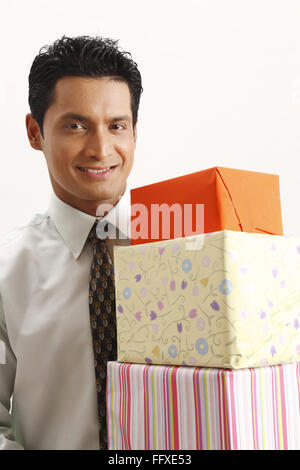 Businessman holding trois boîtes cadeaux MR# 703T Banque D'Images
