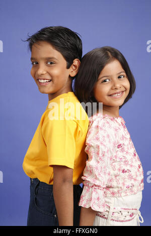 Dix et huit ans, garçon et fille debout dos à dos M.# 703U, 703V Banque D'Images