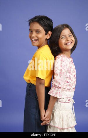 Dix et huit ans, garçon et fille debout dos à dos M.# 703U, 703V Banque D'Images