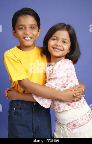 Dix et huit ans, garçon et fille debout et tenant l'autre MR# 703U, 703V Banque D'Images