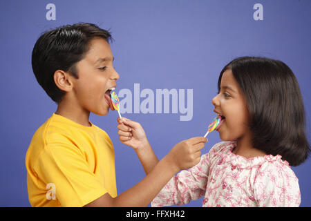 Dix et huit ans, garçon et fille sucettes à l'autre alimentation MR# 703U, 703V Banque D'Images