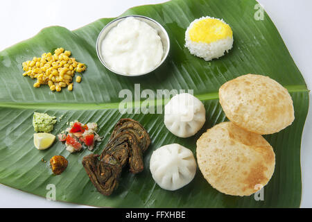 La nourriture servie sur Maharashtrian feuilles de bananier Inde Banque D'Images