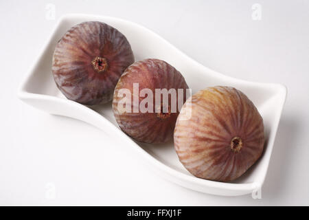 Fruit , Figues conservé en forme en s plaque blanche Ficus carica Anjir sur fond blanc Banque D'Images