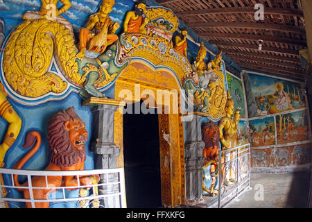 Aluvihara rock cave temple commence au 3e siècle avant J.-C. où les écritures bouddhistes écrit dans le premier siècle avant J.-C. Sri Lanka Banque D'Images