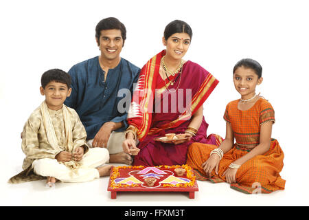 Famille rurale riche célébrant le Diwali Deepawali Festival MR#743A,743B,743C,743D Banque D'Images