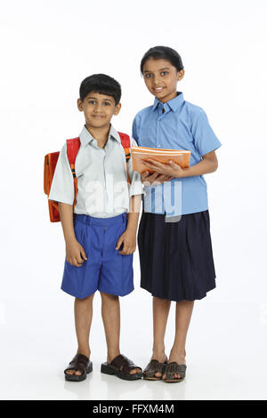 Garçon rural et fille allant à l'école en uniforme scolaire MR#743C,743D Banque D'Images