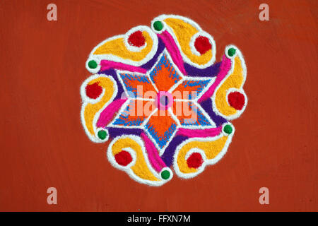 rangoli ; peinture sur sable ; peintures sur sable ; art ; artisanat; couleur ; couleurs ; couleur ; couleurs ; couleur; coloré ; poudre; Banque D'Images