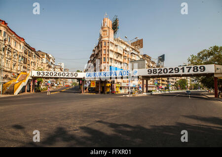 Verrouiller la route vide ; chowpatty ; Girgaon ; conduite marine ; mumbai ; maharashtra ; Inde ; asie Banque D'Images