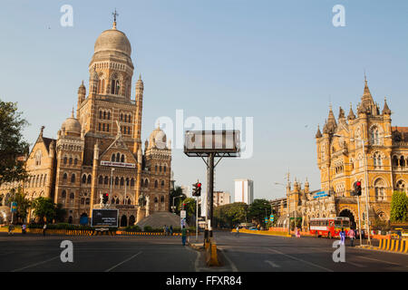 Verrouiller la route vide ; BMC ; Municipal Corporation Building ; VT ; Victoria Terminus ; mumbai ; maharashtra ; Inde ; asie Banque D'Images