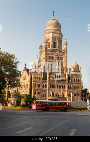 Verrouiller la route vide ; BMC ; Municipal Corporation Building ; mumbai ; maharashtra ; Inde ; asie Banque D'Images