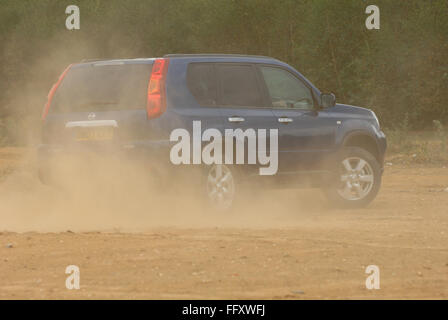 2007 Nissan X-trail SUV la conduite hors route Banque D'Images