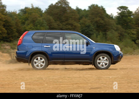 2007 Nissan X-trail SUV la conduite hors route Banque D'Images