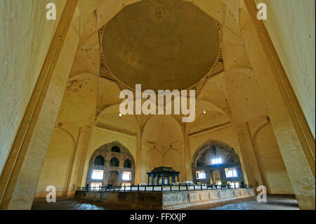 L'architecture islamique à l'intérieur de Gol Gumbaz construit en 1659 par Mohammed Adil Shah , Bijapur , Karnataka , Inde Banque D'Images