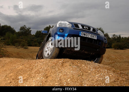 2007 Nissan X-trail SUV la conduite hors route Banque D'Images