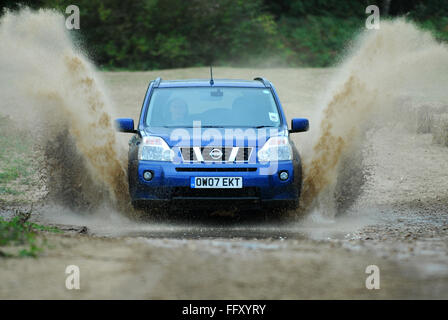 2007 Nissan X-trail SUV la conduite hors route Banque D'Images