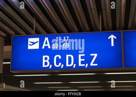 Et la borne d'embarquement de l'aéroport international sign in Banque D'Images