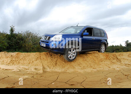 2007 Nissan X-trail SUV la conduite hors route Banque D'Images