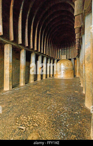 Piliers et stupa bouddhiste dans les grottes de Bhaja au 2ème siècle avant J.-C. . , , Maharashtra , Inde Banque D'Images