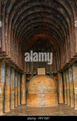 Piliers et stupa bouddhiste dans les grottes de Bhaja au 2ème siècle avant J.-C. . , , Maharashtra , Inde Banque D'Images