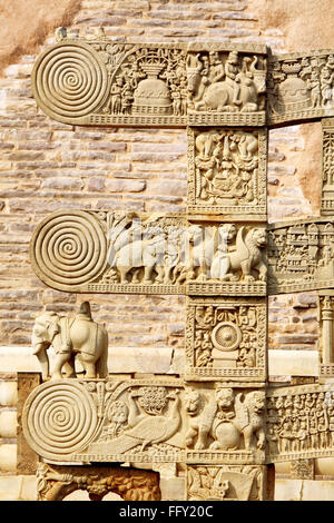 Détails du pilier sud de la porte avec trois pales montrant Bouddha stupa n° 1 histoires de Sanchi Madhya Pradesh Bhopal Banque D'Images