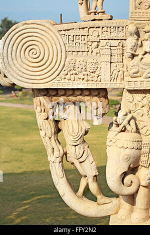 Close up of north gateway de stupa 1 vue intérieure montrant yakshi maiden pilier ouest suspendu Sanchi Madhya Pradesh Bhopal Banque D'Images